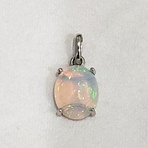 10 K White Gold Welo Opal solitaire pendant 1.60ct